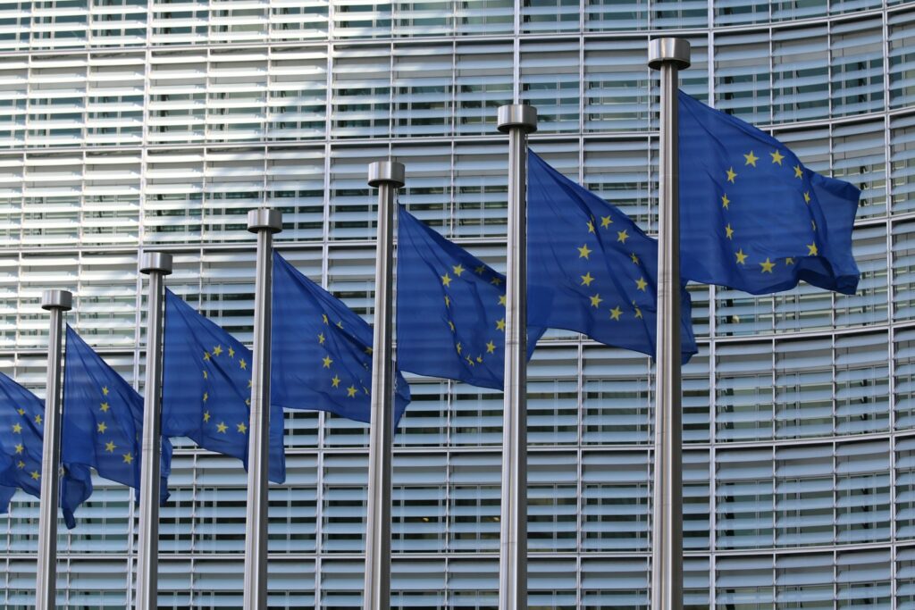 Rij Europese vlaggen voor het gebouw van de Europese Commissie