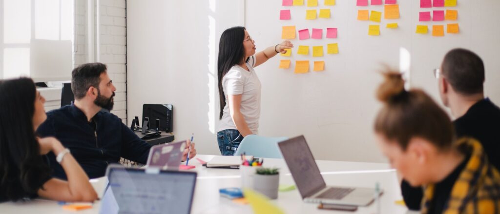 Teamoverleg bij whiteboard