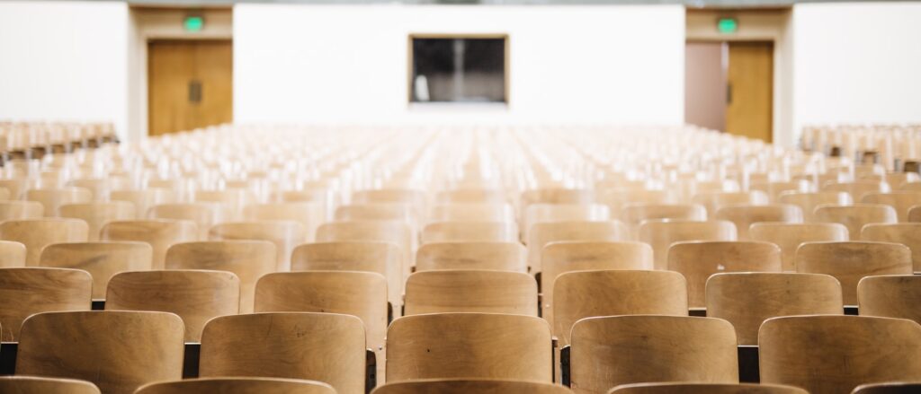 Zaal met stoelenrijen