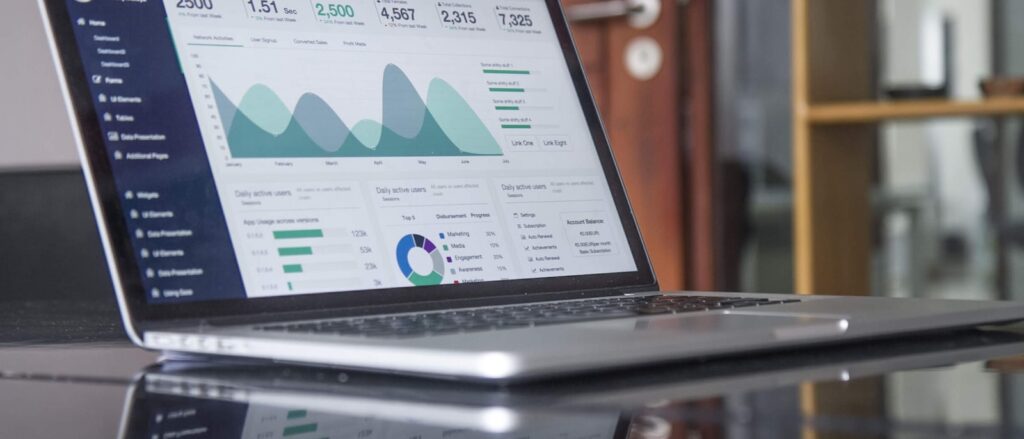 Laptop met marketinggrafieken