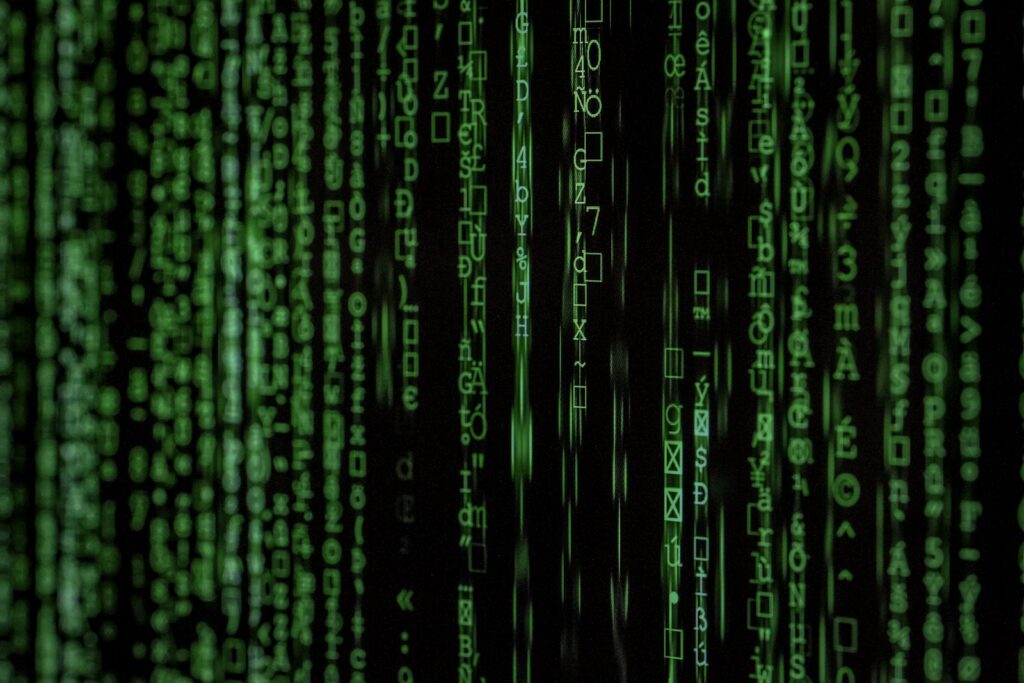 Groene datacode op een scherm, symbool voor cryptografie