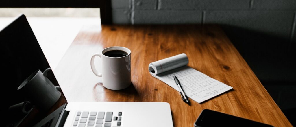 Laptop en smartphone op bureau