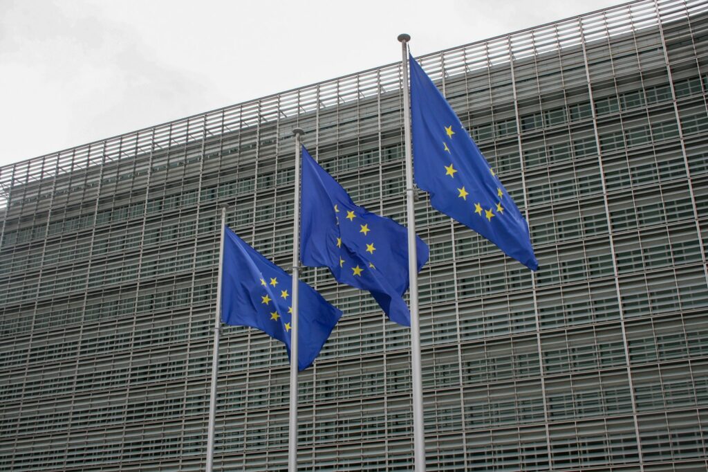 Drie Europese vlaggen wapperen voor het Berlaymont-gebouw in Brussel
