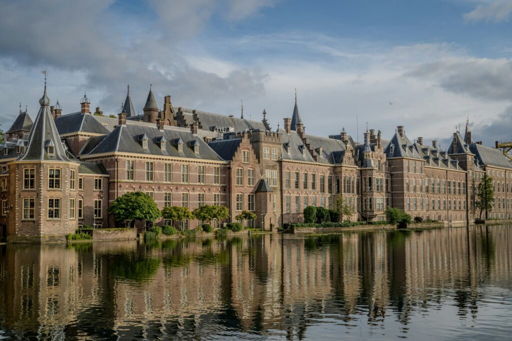 Overheidsgebouw in Den Haag aan het water