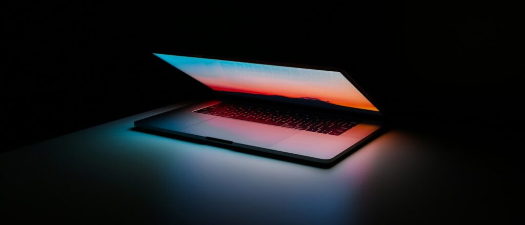 Laptop op donker bureau