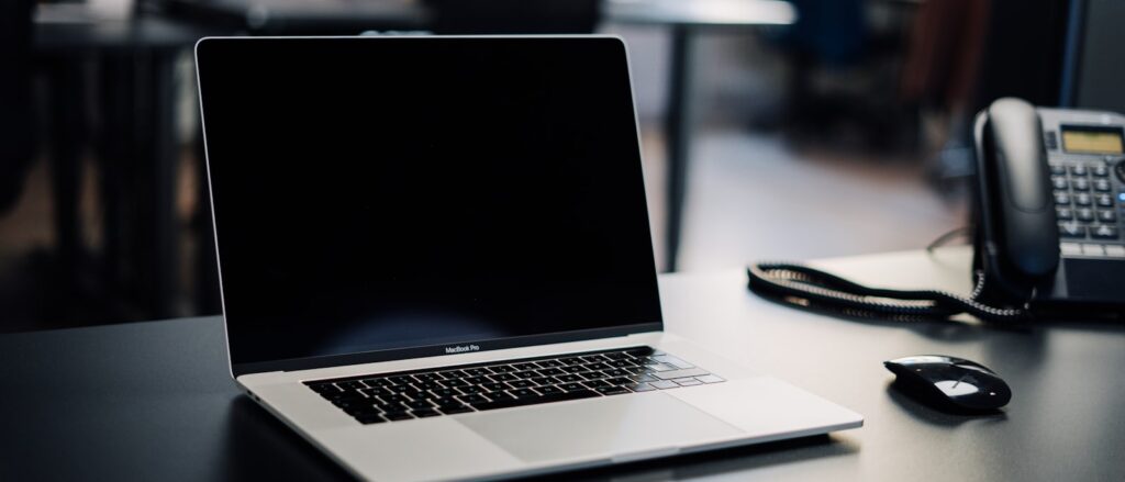 Laptop en telefoon op bureau