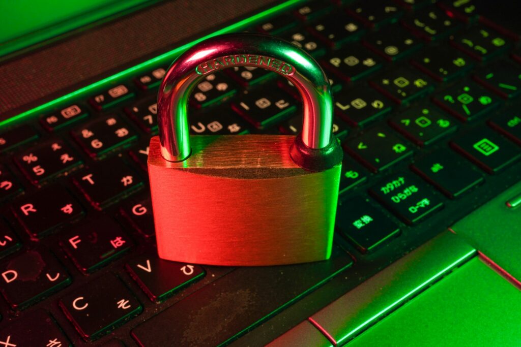 Rood hangslot op een computertoetsenbord, symbool voor cyberbeveiliging