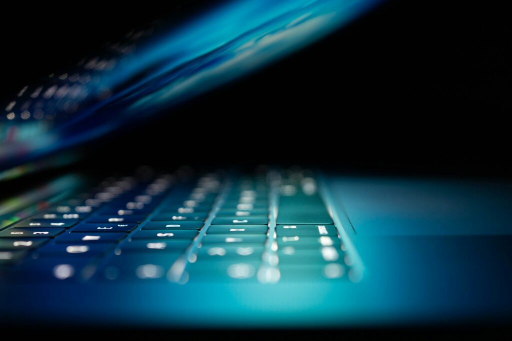 Blauw verlicht scherm met een slotsymbool, symbool voor cyberbeveiliging