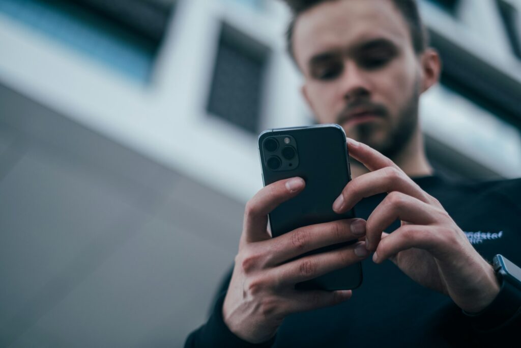 Ondernemer gebruikt een smartphone voor zakelijk bellen