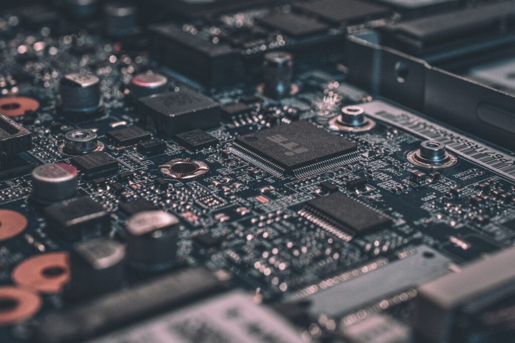 Close-up van een printplaat als beeld voor GPU-infrastructuur en AI-inference