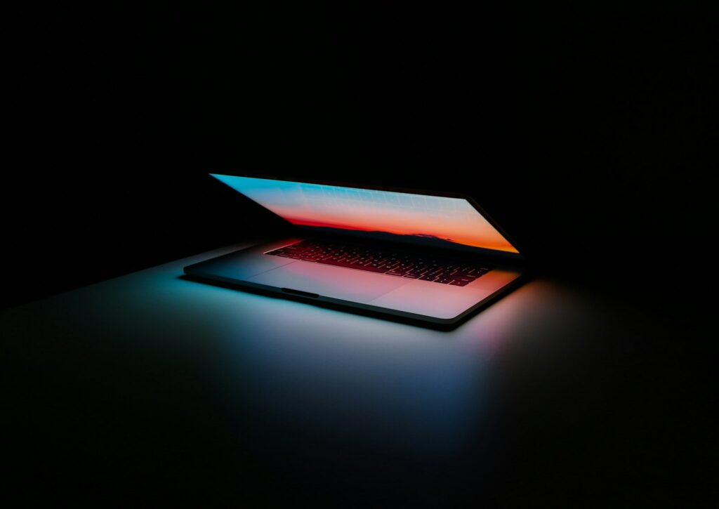 Laptop op een bureau als beeld voor zichtbaarheid van merken in AI-zoekdiensten