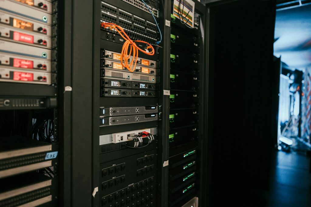 Serverrack in een datacenter als beeld voor infrastructuur rond AI-agenten
