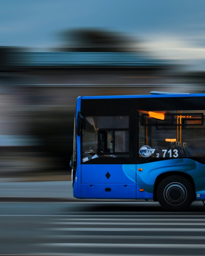 Elektrische bus op straat als beeld voor autonome busvervoer op de openbare weg