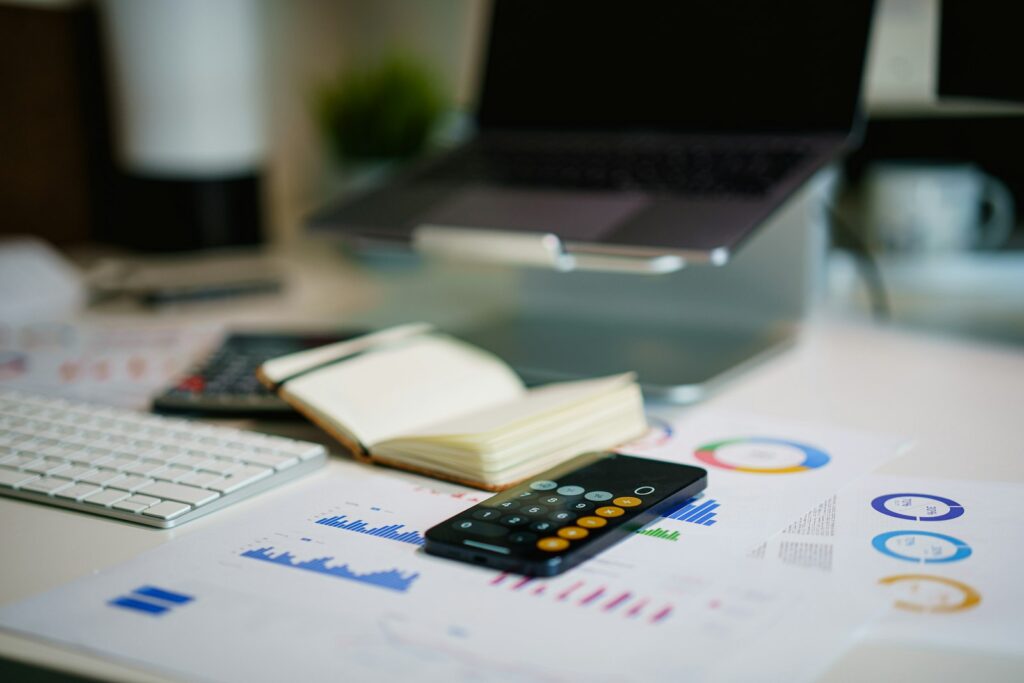 Bureau met smartphone en financiële grafieken