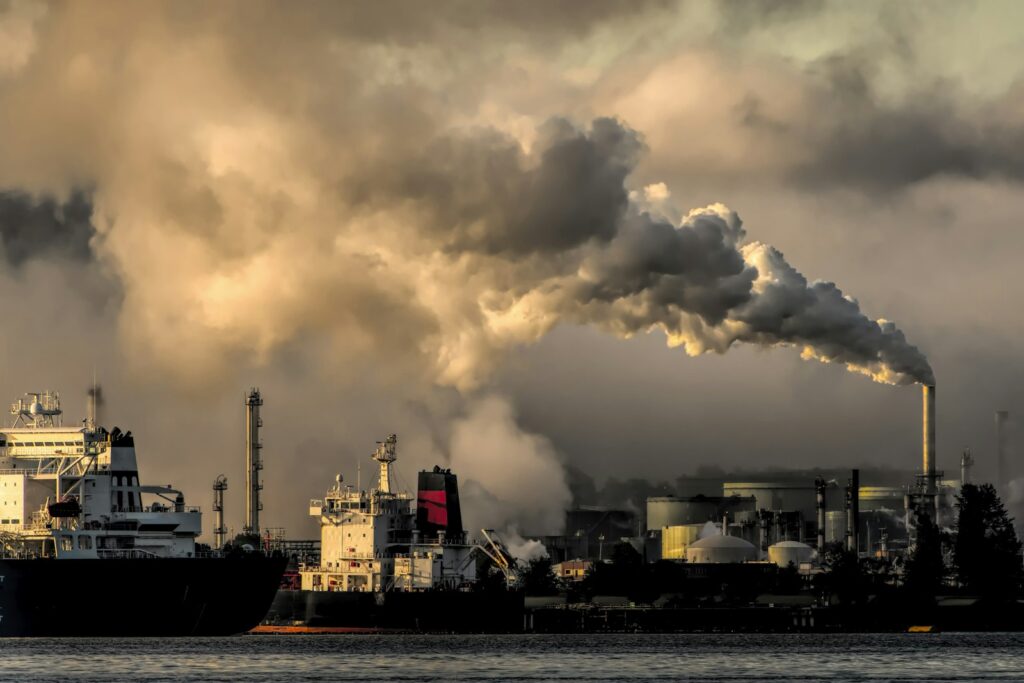 Industrieterrein met schoorstenen als beeld voor CO2-rapportage en carbon accounting