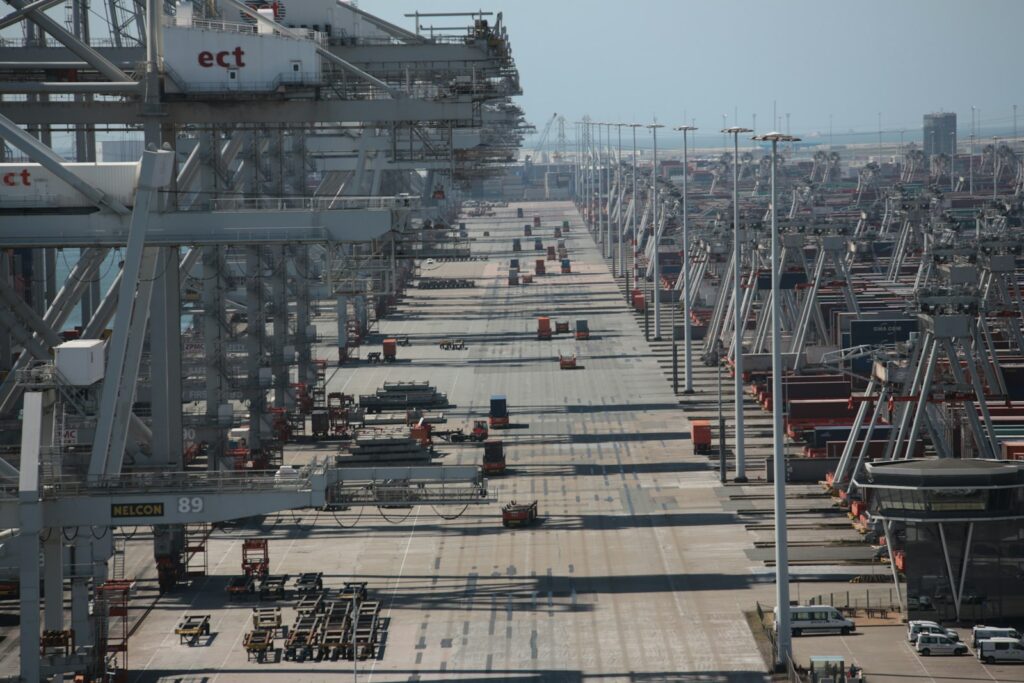 Witte en rode kraanconstructie in een containerhaven