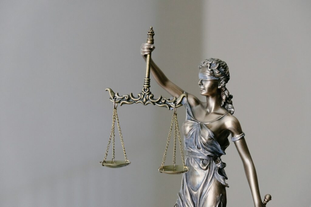Vrouwe Justitia met weegschaal en zwaard als beeld voor de Cyberbeveiligingswet