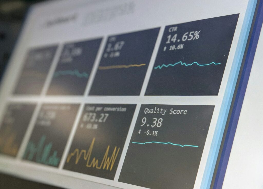 Scherm met datadashboards als beeld voor data-engineering en analytics