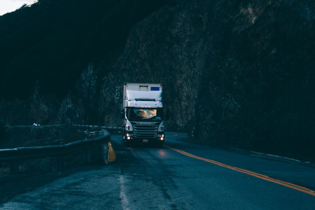 Vrachtwagen op de snelweg als beeld voor elektrische en autonome logistiek