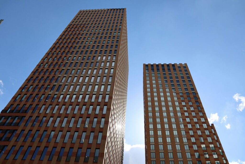 Kantoorgebouwen in een Amsterdams zakendistrict als beeld voor investeringen in Europese AI-startups