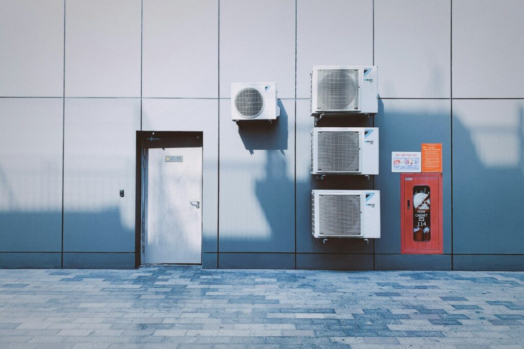 Airconditioningunits aan een gevel als beeld voor Europese regels rond koelmiddelen