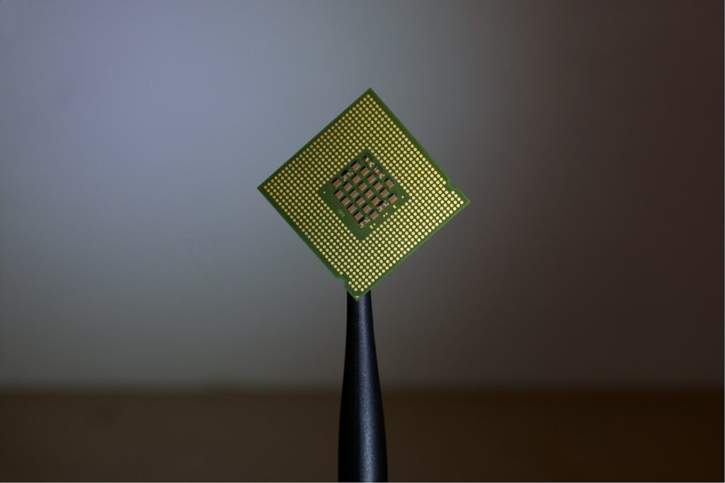 Processor in een hand als beeld voor prijsbenchmarks van GPU-rekenkracht