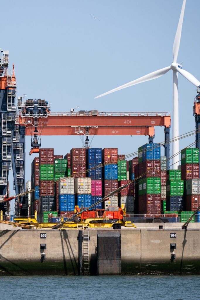 Haventerminal met containers en kranen als beeld voor grondstoffenhandel en emissiedata