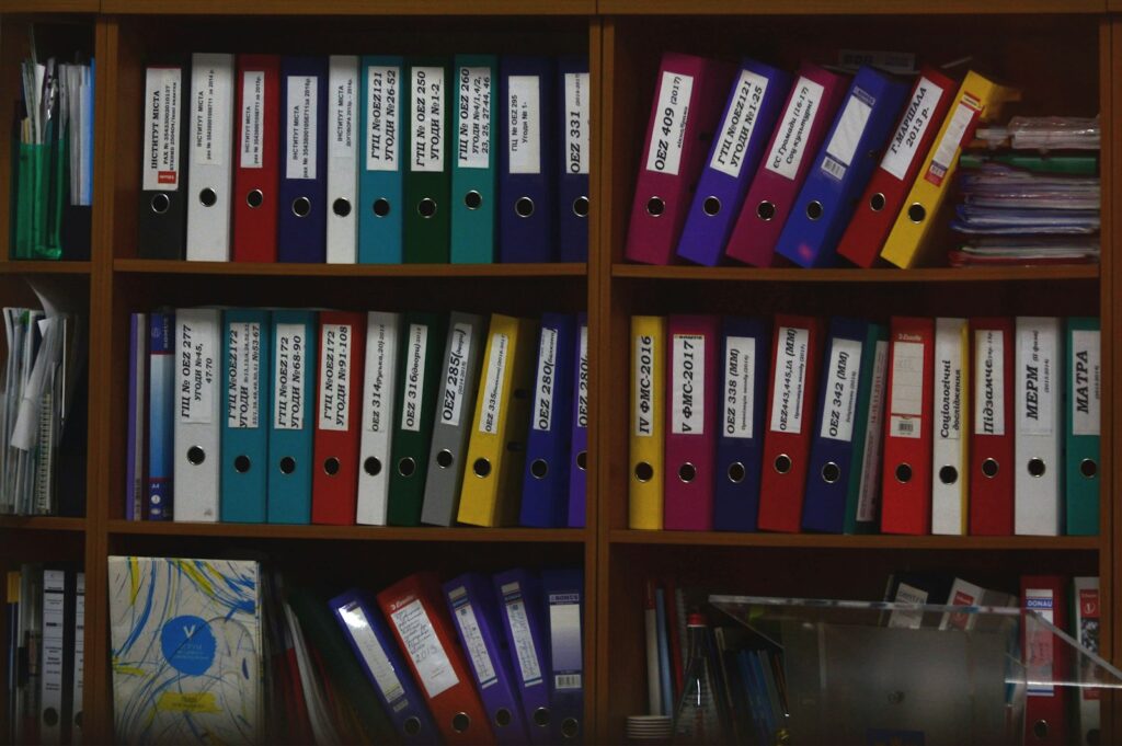 Rijen ordners op kantoorplanken als beeld voor juridische dossiers en synthetische testdata