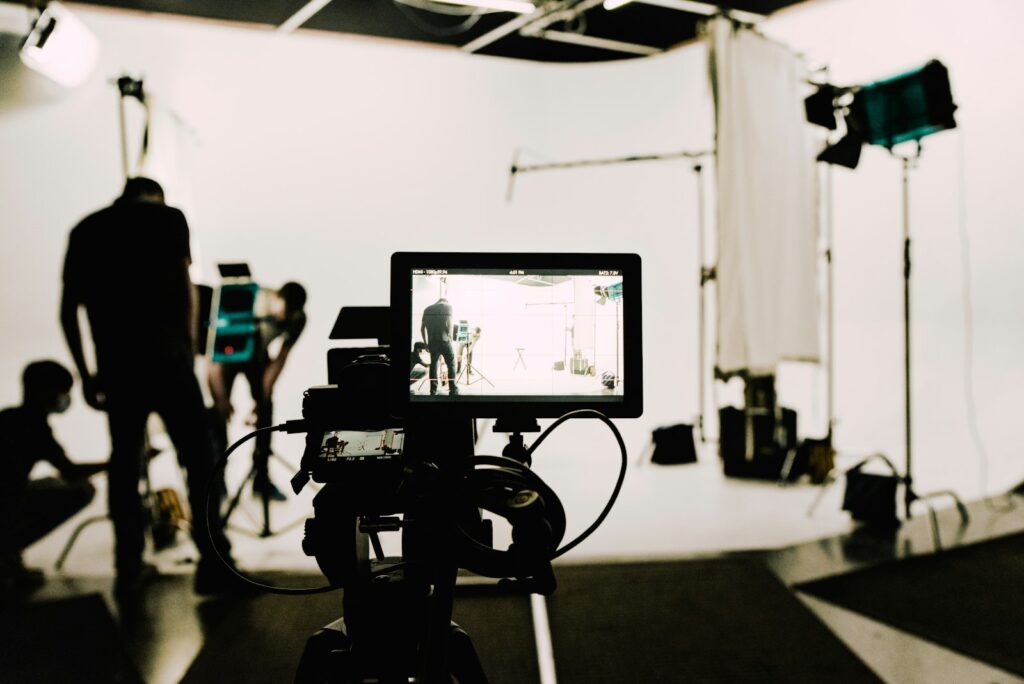 Camera opgesteld voor een witte achtergrond in een videostudio