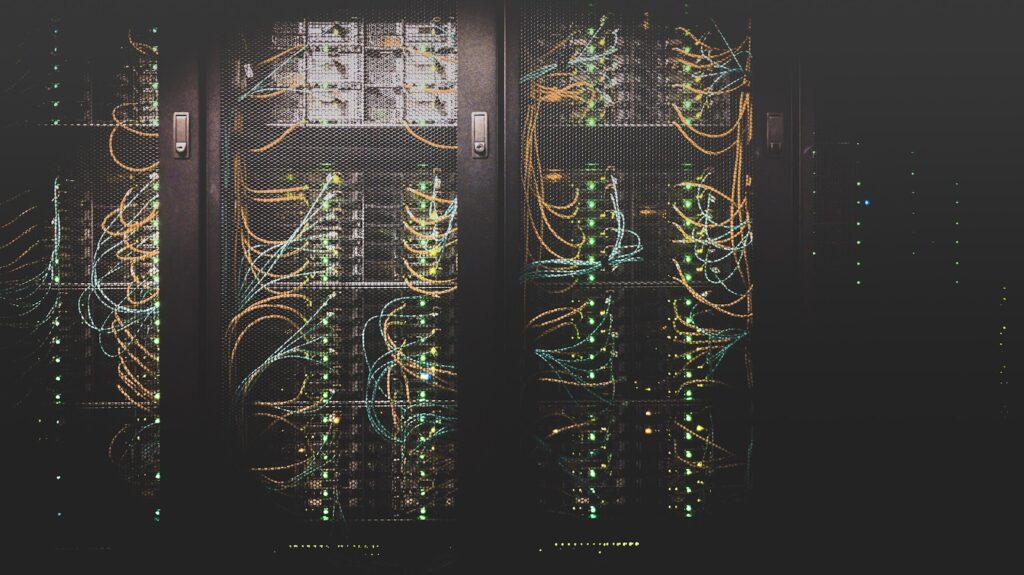 Netwerkkabels in een datacenter als beeld voor Kubernetes-infrastructuur voor AI-workloads