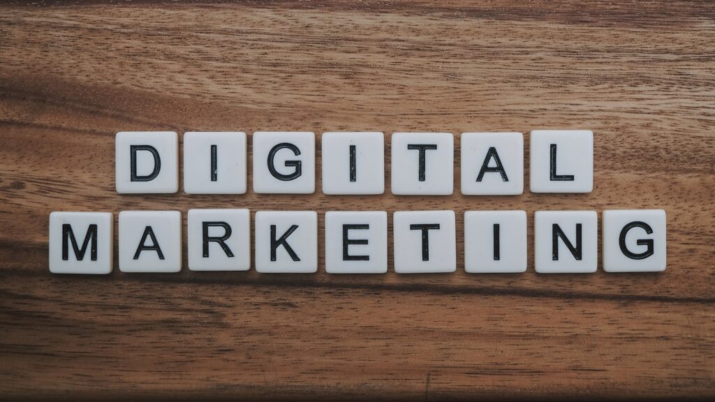 Werkplek met digitale marketing als beeld voor linkbuilding via AI-assistenten