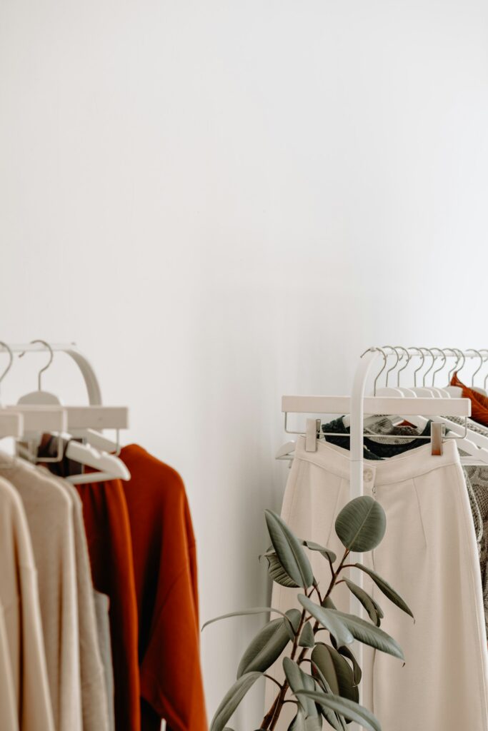 Kledingrekken in een winkel als beeld voor retaildata over merken en producten