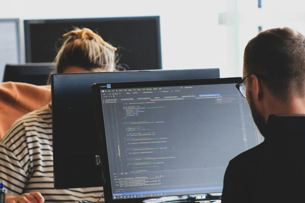 Softwareontwikkelaar achter een monitor als beeld voor Europese AI-ontwikkelteams