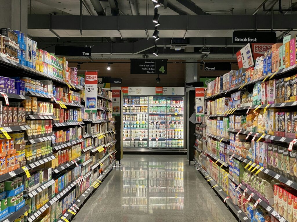 Schappen in een supermarkt als beeld voor AI-gestuurde vraagvoorspelling en bevoorrading