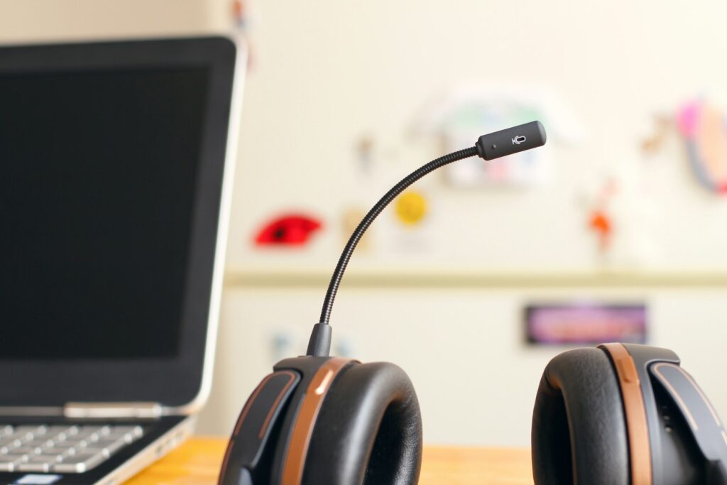 Headset naast een laptop als beeld voor AI-stemagenten in klantcontact