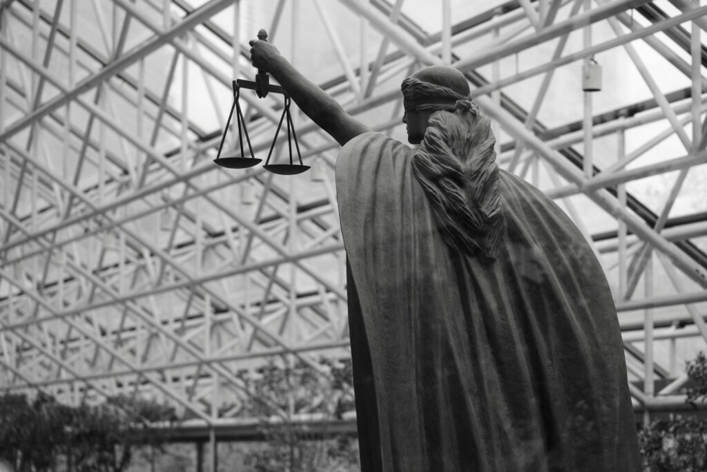 Beeld van Vrouwe Justitia met een weegschaal in haar hand
