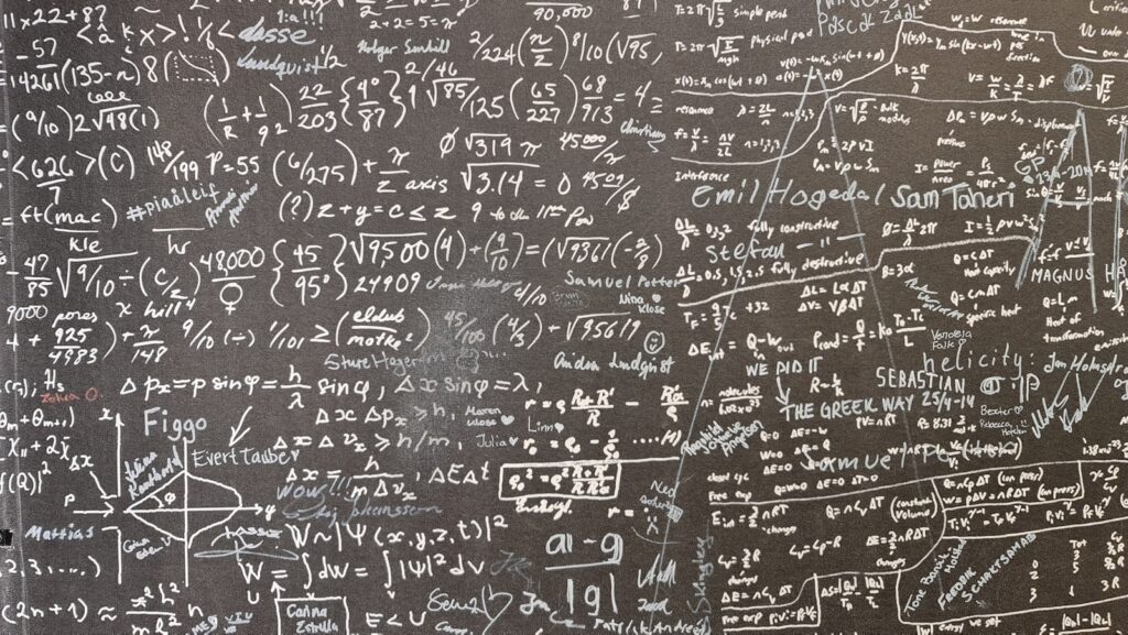 Schoolbord met wiskundige formules als beeld voor controleerbare wetenschappelijke AI