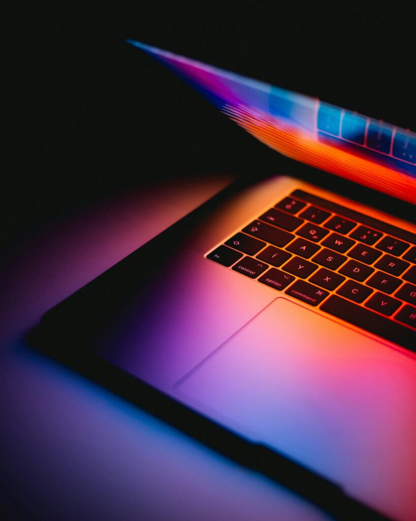 Een opengeklapte laptop op een houten bureau