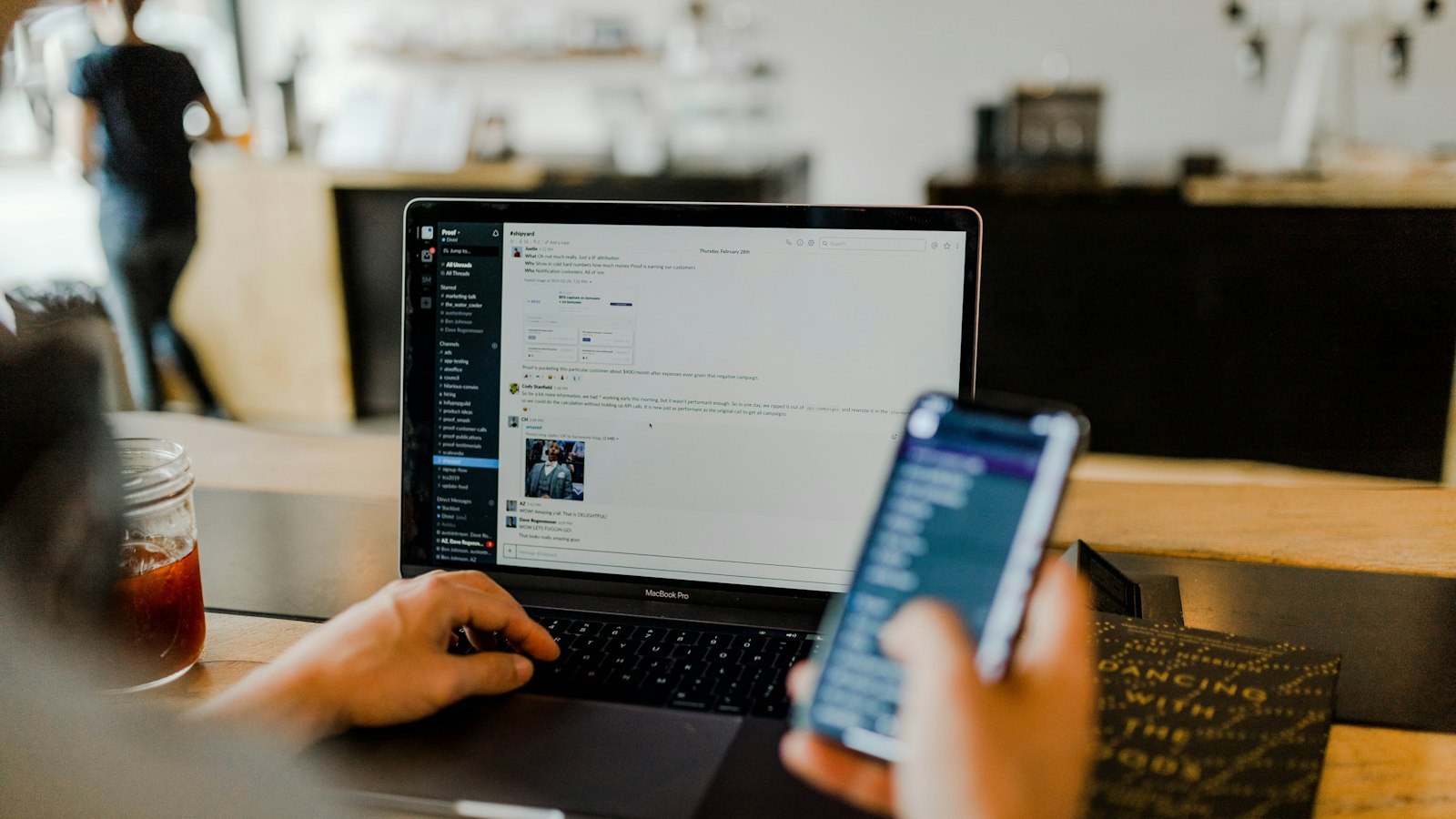 Waarschuwingsscherm over phishing op een laptop