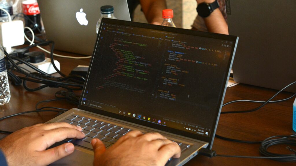 Ontwikkelaar werkt aan een laptop