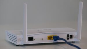 Draadloze router in een huiskamer als startpunt van netwerkbeveiliging