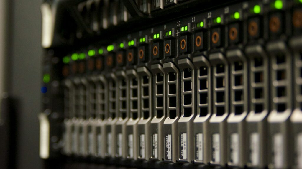 Serverrack met groene statuslampjes
