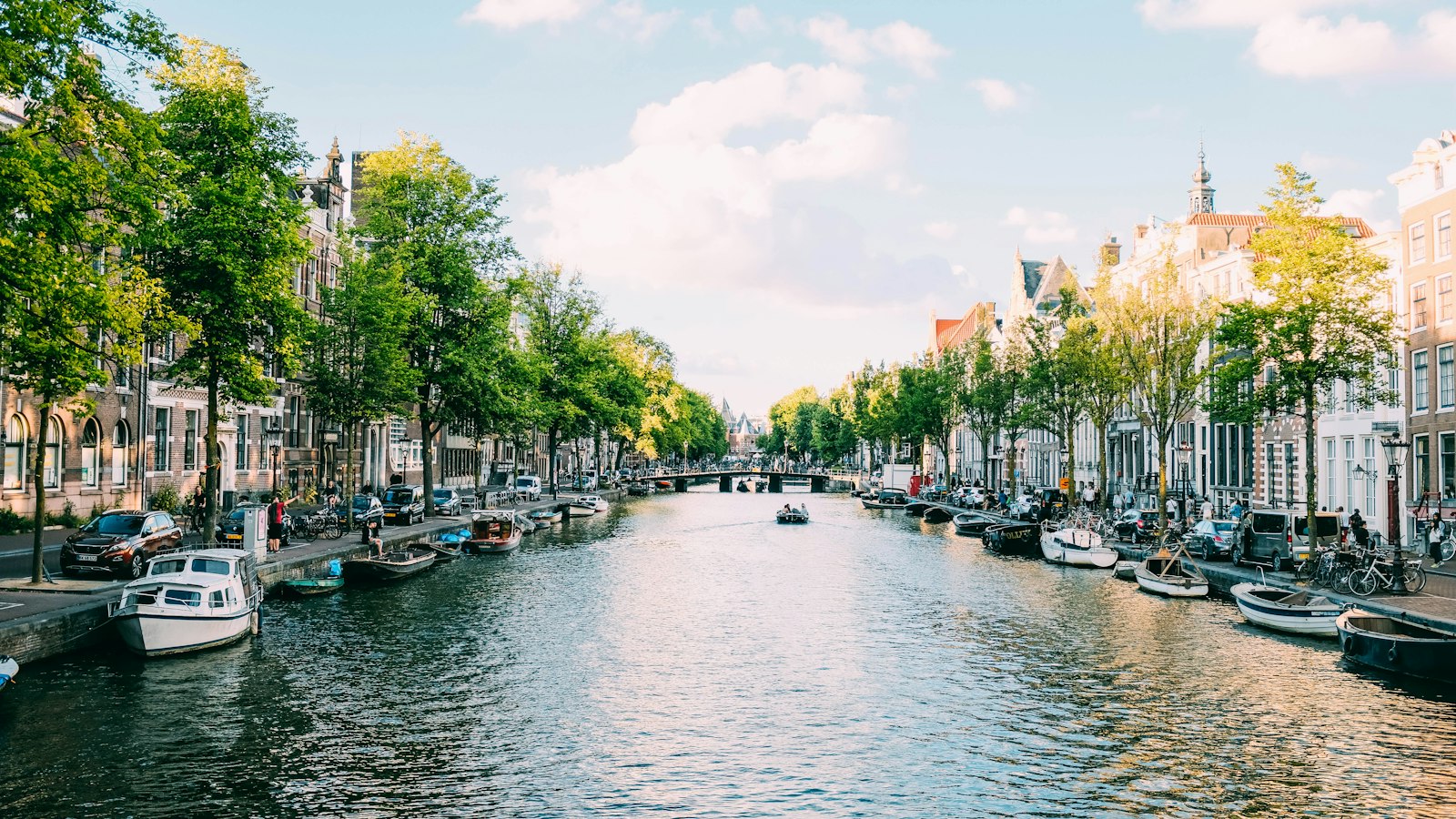Amsterdamse skyline met kantoorgebouwen langs het water