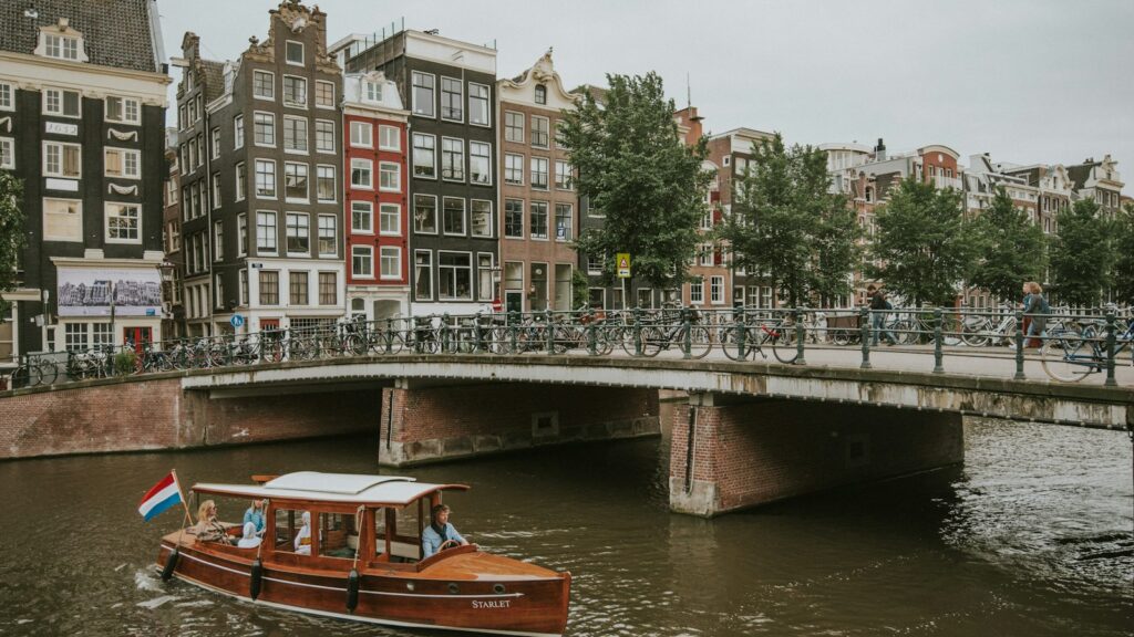 Boot bij een brug in een stadsgracht