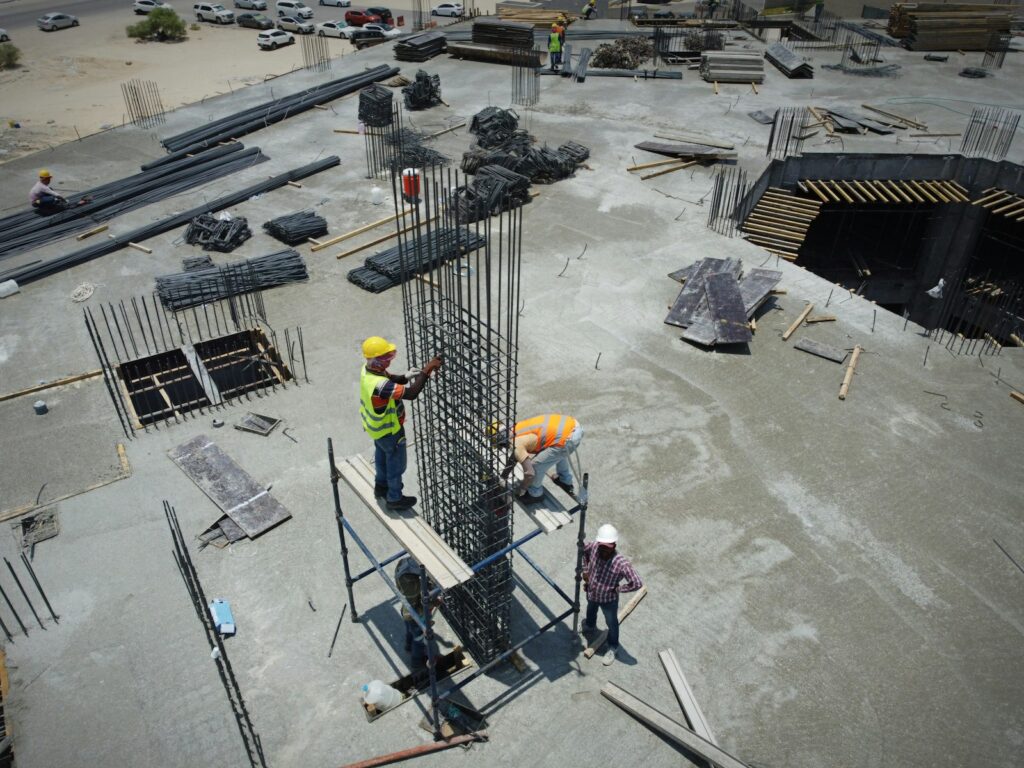 Bouwvakkers op een bouwplaats als beeld voor visuele registratie van bouwprojecten