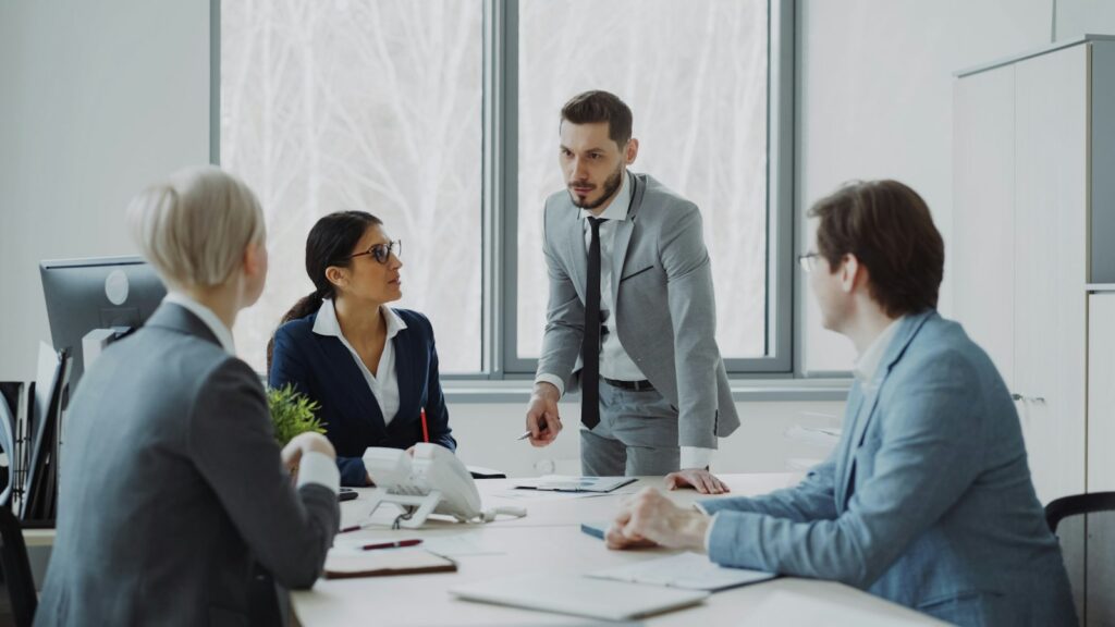 Professionals in overleg rond een vergadertafel