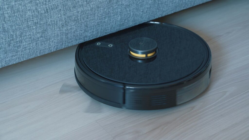 Robotstofzuiger op een houten vloer