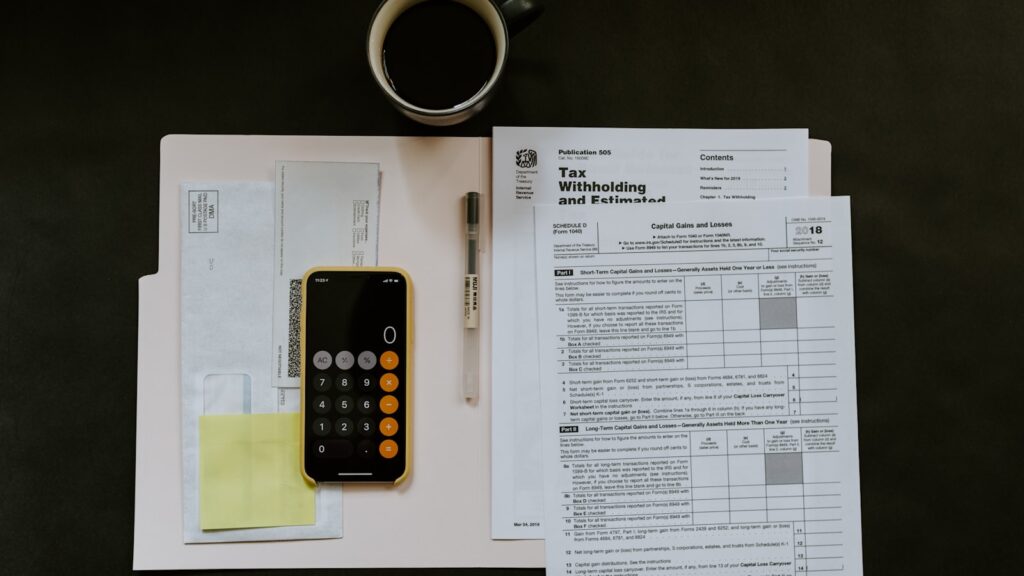 Smartphone en pen bij administratieve documenten
