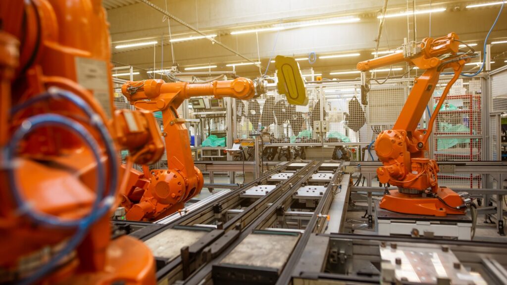 Industriële robots in een fabriekshal