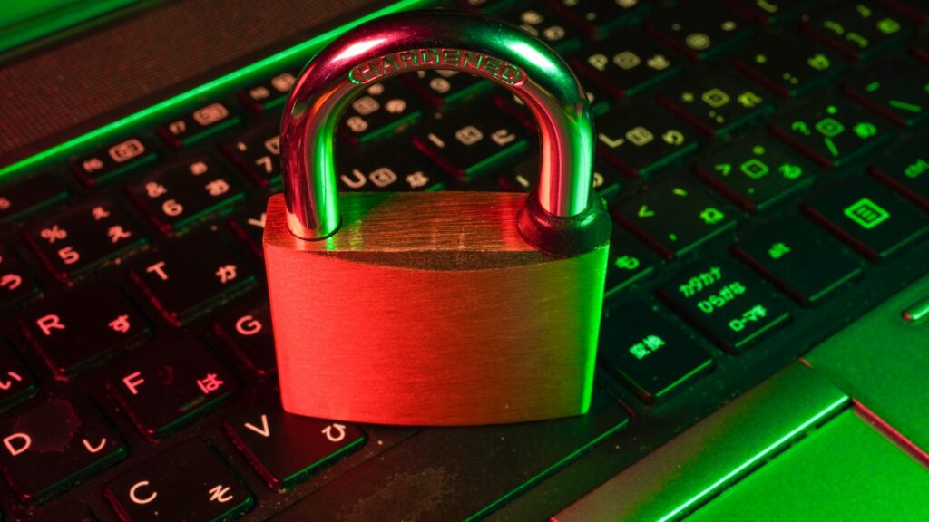 Rood hangslot op een toetsenbord